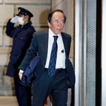 　金融政策決定会合に出席するため、日銀本店に入る植田総裁＝２２日午前（代表撮影）