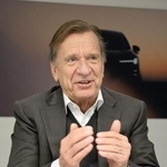 　インタビューに答えるボルボ・カーのサミュエルソンＣＥＯ＝ストックホルム（共同）