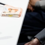 　福岡高裁の判決を受けて記者会見する、事故で亡くなった小柳憲さんの姉長文恵さん＝２２日午後、福岡市