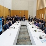 　首相官邸で開かれた経済財政諮問会議＝２２日夜