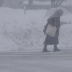 　新潟県長岡市で雪が降る中を歩く人＝２２日午後