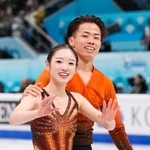 　ペア・ＳＰの演技を終え、歓声に応える長岡柚奈（左）、森口澄士組＝北京（共同）