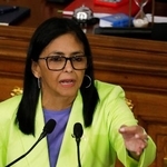 　ベネズエラ・カラカスで演説するロドリゲス暫定大統領＝１５日（ロイター＝共同）