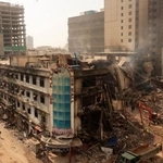 　大規模火災のあった、パキスタン・カラチのショッピングセンター＝２２日（ロイター＝共同）