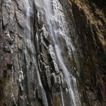 　滝つぼが凍結し、水しぶきが氷となって岩肌に張り付いた那智の滝＝２３日午前、和歌山県那智勝浦町