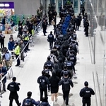 　フィッシング詐欺に関与した疑いなどでカンボジアから韓国・仁川国際空港に到着した送還者ら＝２３日（共同）