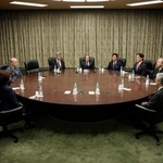 　金融政策決定会合に臨む日銀の植田総裁（中央）ら＝２３日午前