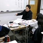 　中学受験に向けて指導を受ける小学６年生ら＝２０日、東京都北区