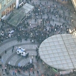 　衆院が解散し、政党の街頭演説に集まった人たち。事実上の選挙戦が始まった＝２３日午後３時３分、東京都千代田区（共同通信社ヘリから）