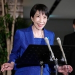 　衆院解散などについて、記者団の取材に応じる高市首相＝２３日午後５時５１分、首相官邸