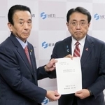 　中部電力浜岡原発のデータ不正問題を巡り、赤沢経産相（右）と面会した静岡県の鈴木康友知事＝２３日午後、東京都千代田区