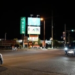 　男児がはねられ死亡した松江市の県道交差点＝２３日午後６時５７分