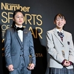 　「ＮＥＷ　ＦＡＣＥ賞」を受賞した陸上女子の久保凜（右）とスケートボード男子の小野寺吟雲＝２３日、東京都千代田区