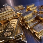 　金の延べ棒とコイン（ゲッティ＝共同）