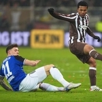 　プレーするザンクトパウリの藤田譲瑠チマ（右）＝２３日、ハンブルク（ＡＰ＝共同）