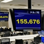 　一時１ドル＝１５５円台を付けた円相場を示すモニター＝２４日午前、東京都港区の外為どっとコム