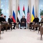 　アラブ首長国連邦（ＵＡＥ）のムハンマド大統領（中央）と各国高官＝２３日、アブダビ（ＵＡＥ大統領府提供・ロイター＝共同）