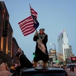 　星条旗を逆さまにして抗議する集会参加者＝２３日、ミネアポリス（ＡＰ＝共同）