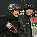 　スノーボード女子ハーフパイプで初優勝した清水さら（左）と２位の工藤璃星＝アスペン（ゲッティ＝共同）