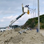 　南海トラフ巨大地震に対応するため、南紀白浜空港で行われた関西電力送配電と陸上自衛隊中部方面隊の共同訓練＝２４日、和歌山県白浜町