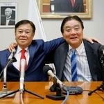 　記者会見で新党結成を表明し、河村たかし前衆院議員（右）と肩を組む原口一博前衆院議員＝２４日午後、国会