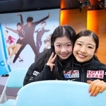 　試合から一夜明け、撮影に応じる中井亜美（左）と千葉百音＝北京（共同）