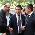 　オーストラリア、国民党のリトルプラウド党首（中央）＝２０２５年１２月、シドニー（ロイター＝共同）