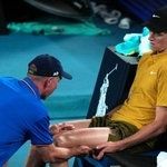 　３回戦の試合中に治療を受けるヤニク・シナー＝２４日、メルボルン（ＡＰ＝共同）