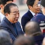 　街頭演説を終え、有権者らと握手を交わす中道改革連合の野田共同代表＝２４日午前、東京都立川市