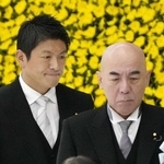 　参政党の神谷宗幣代表（左）と日本保守党の百田尚樹代表＝２０２５年８月１５日、東京・日本武道館