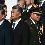 　「烈士記念日」の式典に臨む中国の習近平国家主席（手前左）と張又キョウ・中央軍事委員会副主席（同右）＝２０２５年９月、北京（共同）