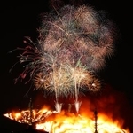 　古都奈良の夜空を彩る冬の伝統行事「若草山焼き」。手前は薬師寺の西塔（左）と東塔＝２４日（午後６時１５分から７時１６分までの画像１９枚を合成）