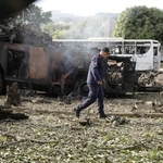 　３日、ベネズエラの首都カラカスの軍基地で破壊された兵器（ロイター＝共同）