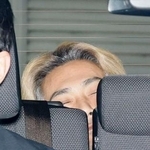 　送検のため、兵庫県警姫路署を出る小出慶二容疑者＝２５日午前８時４６分