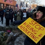 　２４日、米中西部ミネソタ州ミネアポリスで、連邦職員による発砲で男性が死亡した現場に集まった市民ら（ロイター＝共同）