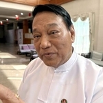 　２２日、ミャンマー・ヤンゴンで取材に応じる連邦団結発展党のキンイー党首（共同）