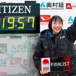 　初マラソン日本最高となる２時間１９分５７秒の４位でゴールし、ポーズを決める矢田みくに＝ヤンマースタジアム長居