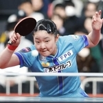 　女子シングルスで初優勝を果たした張本美和＝東京体育館