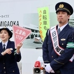 　大阪府警南堺署の一日署長に就任した東北楽天ゴールデンイーグルスの前田健太投手（右）＝２５日午後、堺市