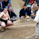 　優勝決定戦で熱海富士を破り、勝ち名乗りを受ける安青錦。２場所連続優勝を果たした＝両国国技館