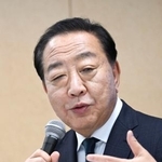 　報道各社のインタビューに答える中道改革連合の野田共同代表＝２５日午後、東京・永田町