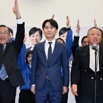 　宮崎市長選で再選を果たした清山知憲氏（中央）＝２５日夜、宮崎市