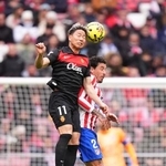 　アトレチコ・マドリード戦で競り合うマジョルカの浅野拓磨（左）＝２５日、マドリード（ゲッティ＝共同）