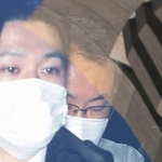 　送検のため警視庁本部を出る佐藤伸一容疑者（奥）＝２６日午前９時