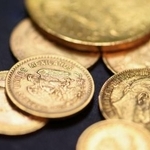 　店頭に並べられた金貨＝ドイツ（ロイター＝共同）