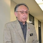 　沖縄県名護市長選から一夜明け、取材に応じる玉城デニー知事＝２６日午前、沖縄県庁