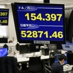 　一時１ドル＝１５４円台を付けた円相場を示すモニター＝２６日午前、東京都港区の外為どっとコム