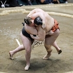 　大相撲初場所千秋楽の優勝決定戦で平幕熱海富士（右）を首投げで破り、２場所連続優勝を果たした大関安青錦＝２５日、東京・両国国技館