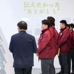 　東日本大震災に関する資料を見学する大栄（左から２人目）ら楽天の新人選手たち＝２６日、宮城県南三陸町