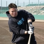 　打撃練習するソフトバンク・山川＝福岡市